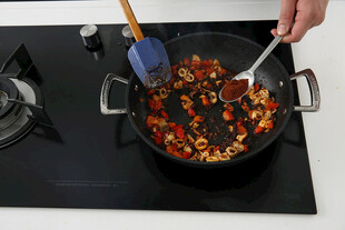 锅中翻炒美味食材