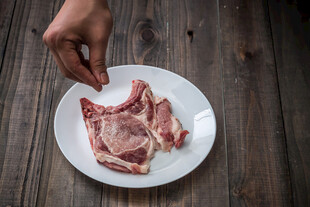 手取盘中生牛排