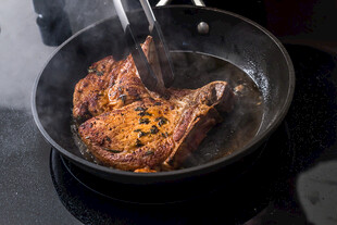 煎锅中的美味牛排