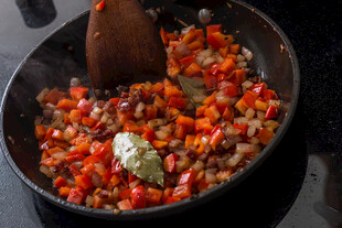 锅中烹制多彩食材