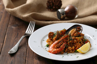 海鲜烩饭配柠檬与餐具