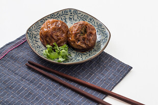 日式炸肉丸配小菜