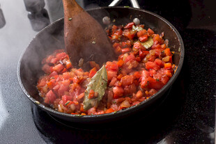 锅中烹饪的美味番茄料理
