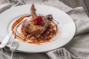 美味烤羊排配精致摆盘