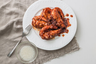 美味酱汁大虾摆于白盘