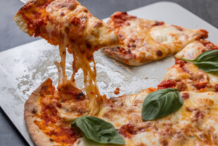 美味拉丝披萨新鲜罗勒点缀