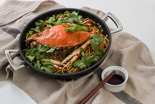 锅中美味大螃蟹与配菜