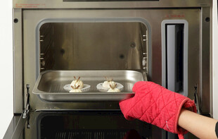 戴红手套从烤箱取食物