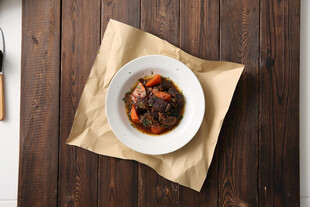 木桌上的美味菜肴