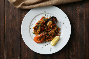 美味海鲜烩饭摆于白盘