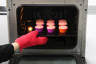 烤箱中烤制多彩纸杯蛋糕