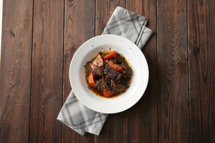 木桌上的美味炖菜