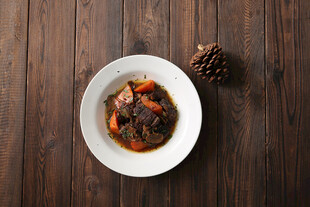 木质桌上的美味炖菜