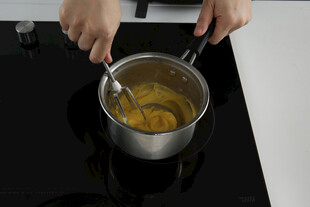 锅中烹饪美食的手部特写