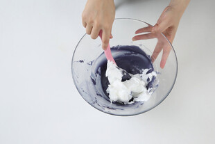 手动搅拌碗中白色食材