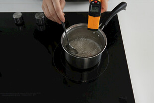 手持测温枪测量锅中水温