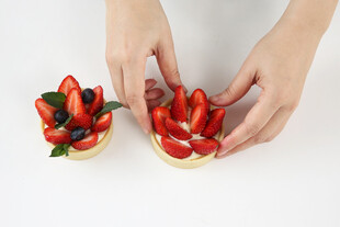 双手装饰美味草莓小甜点