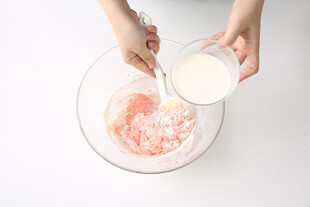 手工制作倒入牛奶混合食材