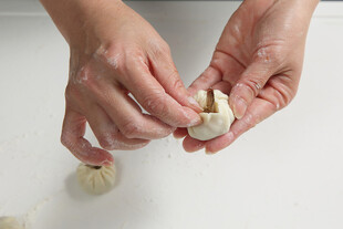 双手灵巧包制美味饺子