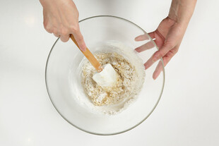 手动搅拌面粉场景