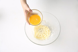 倒入蛋液于面粉碗中