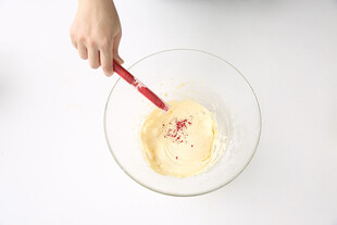 搅拌面糊制作美味甜点