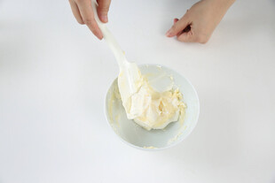 搅拌碗中奶油状食材