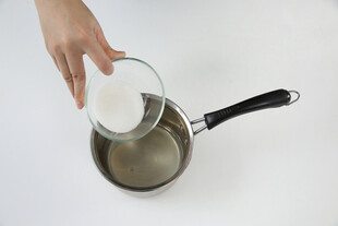 手往锅中倒白色粉末