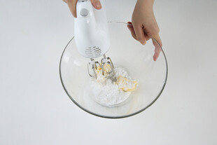 手动搅拌碗中食材