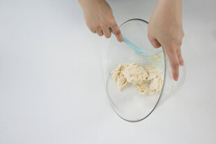 手动搅拌碗中食材