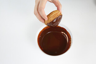 手蘸巧克力酱的美味瞬间