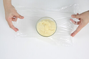双手展开保鲜膜准备覆盖