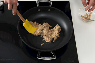 锅中翻炒食材的烹饪场景