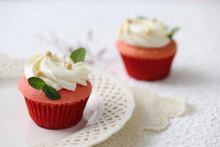 精致红底奶油装饰小蛋糕