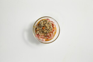 玻璃碗中的多彩食物