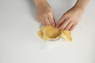 手工制作馅饼皮的温馨瞬间
