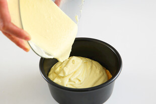 倒入面糊制作美味蛋糕