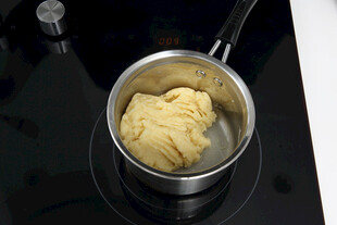 锅中揉制的面团