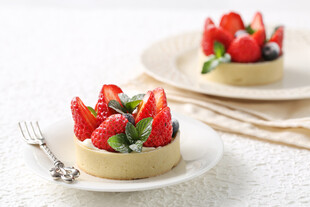 草莓甜点摆盘精致诱人
