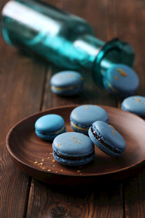 蓝色马卡龙摆放在木盘上