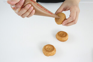 手工制作美味糕点瞬间