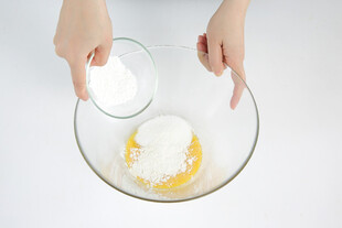 手作烘焙向碗中添加食材