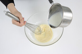 搅拌碗中倒入液体做烘焙
