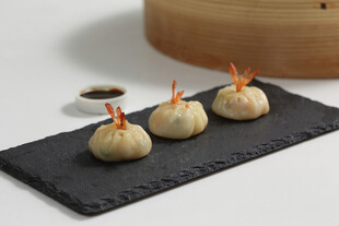日式点心三枚摆于石板上