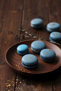 木盘上的蓝色马卡龙