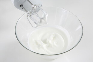 电动打蛋器打发碗中奶油
