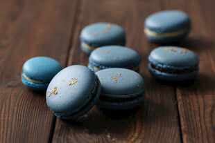 木质背景上的美味马卡龙