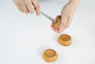 手用工具处理圆形糕点