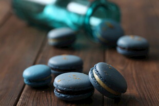 木质桌上的美味马卡龙