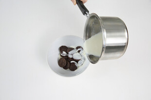 巧克力倒入碗中场景